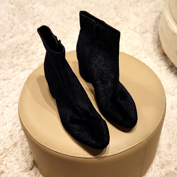 UNISA Brand Black Velvet Floral Design Booties. NWOT - Picture 3 of 7